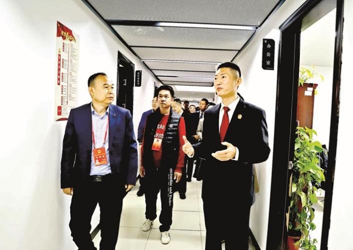 董事長(zhǎng)參政議政，人大代表以身作則！